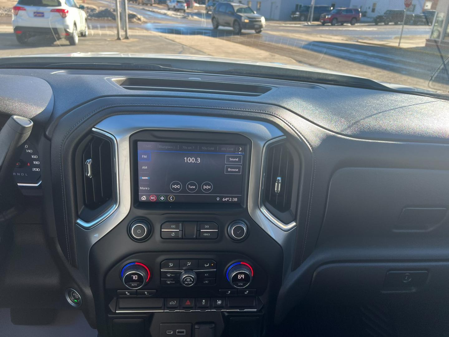 2022 WHITE /Grey Chevrolet Silverado 1500 RST (3GCUYEEL3NG) with an 6.2L DI V8 engine, 10 speed Automatic transmission, located at 116 5th Avenue South, Lewistown, MT, 59457, 47.063877, -109.427879 - Unleash the Power with the 2022 Silverado 1500 RST 4WD - Equipped with a Dominant 6.2L Gas Engine! Get ready for an adrenaline-pumping adventure with the mighty 2022 Silverado 1500 RST 4WD. This powerhouse is designed to elevate your driving experience to new heights. Key Features: 6.2L Gas - Photo#18